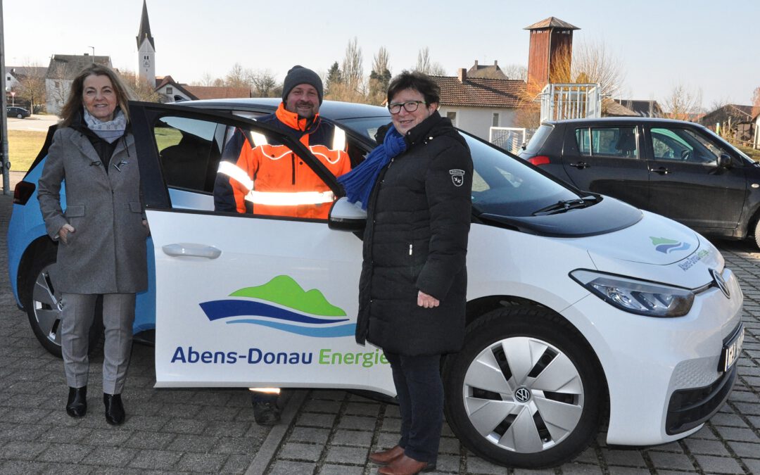 Das E-Wanderauto steht den Gemeindebürgern wieder zur Verfügung E-Auto an Gemeinde übergeben